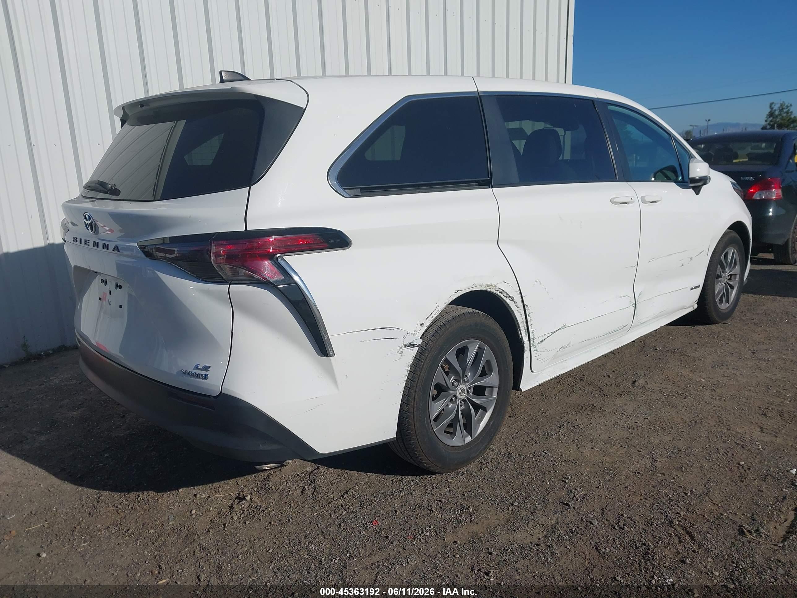 TOYOTA SIENNA image 4
