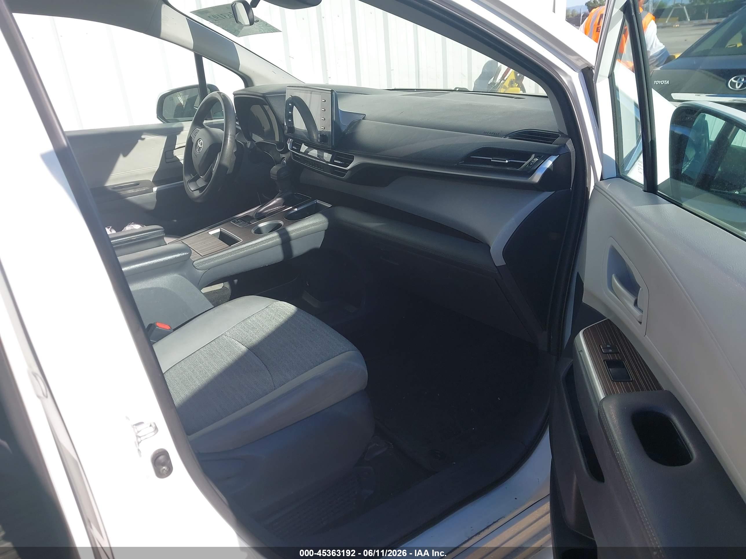 TOYOTA SIENNA image 5