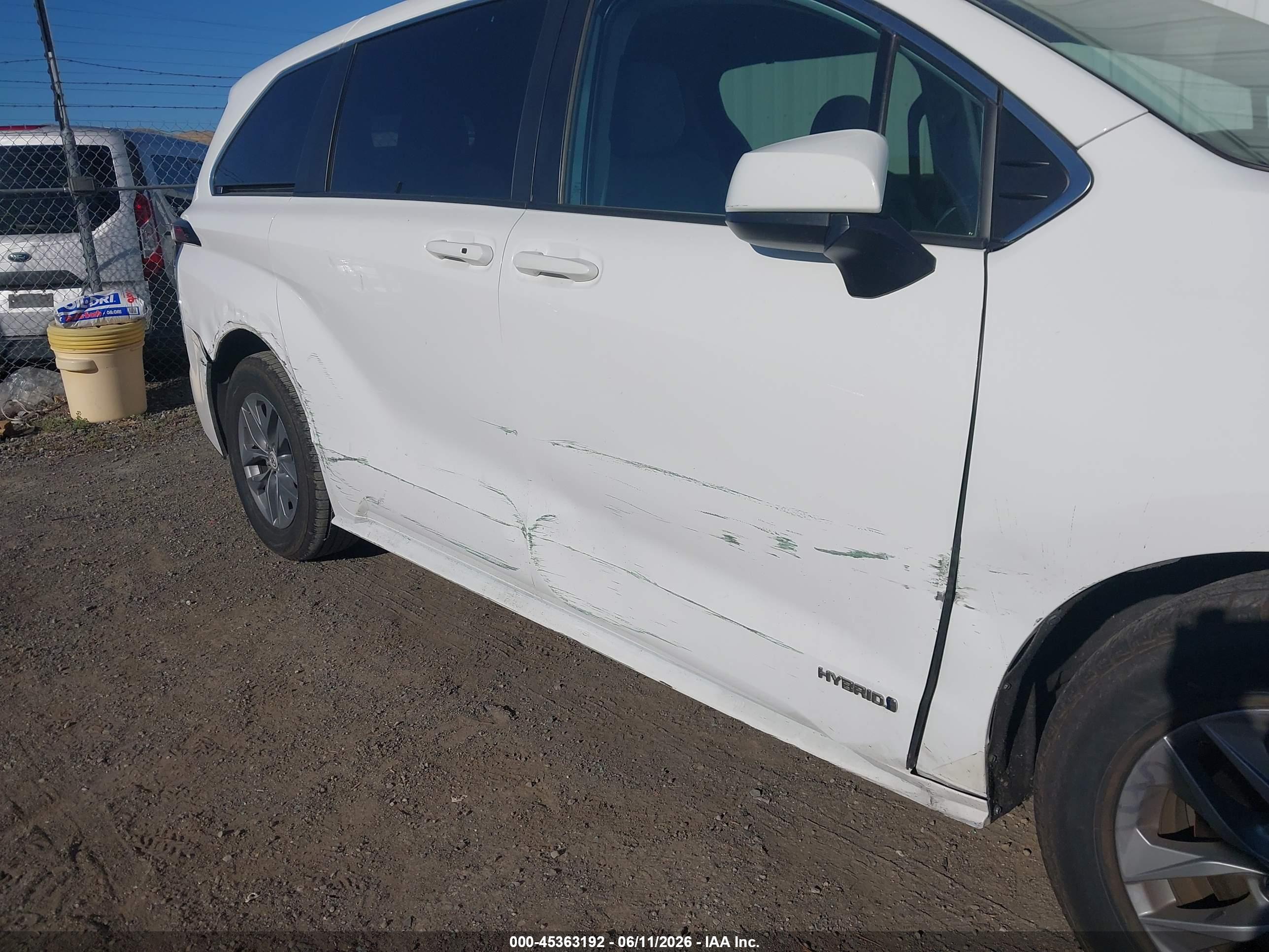 TOYOTA SIENNA image 6