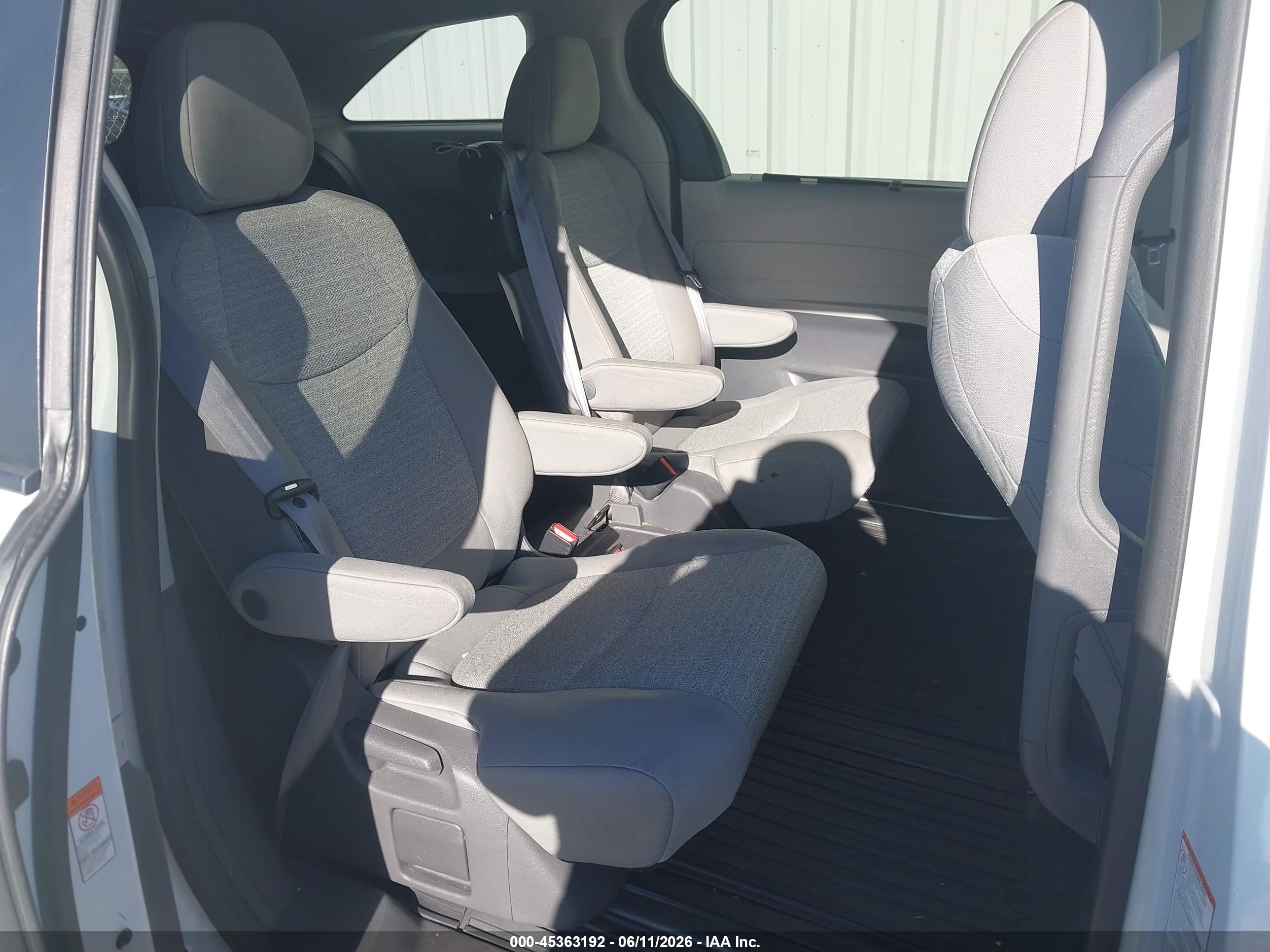 TOYOTA SIENNA image 8