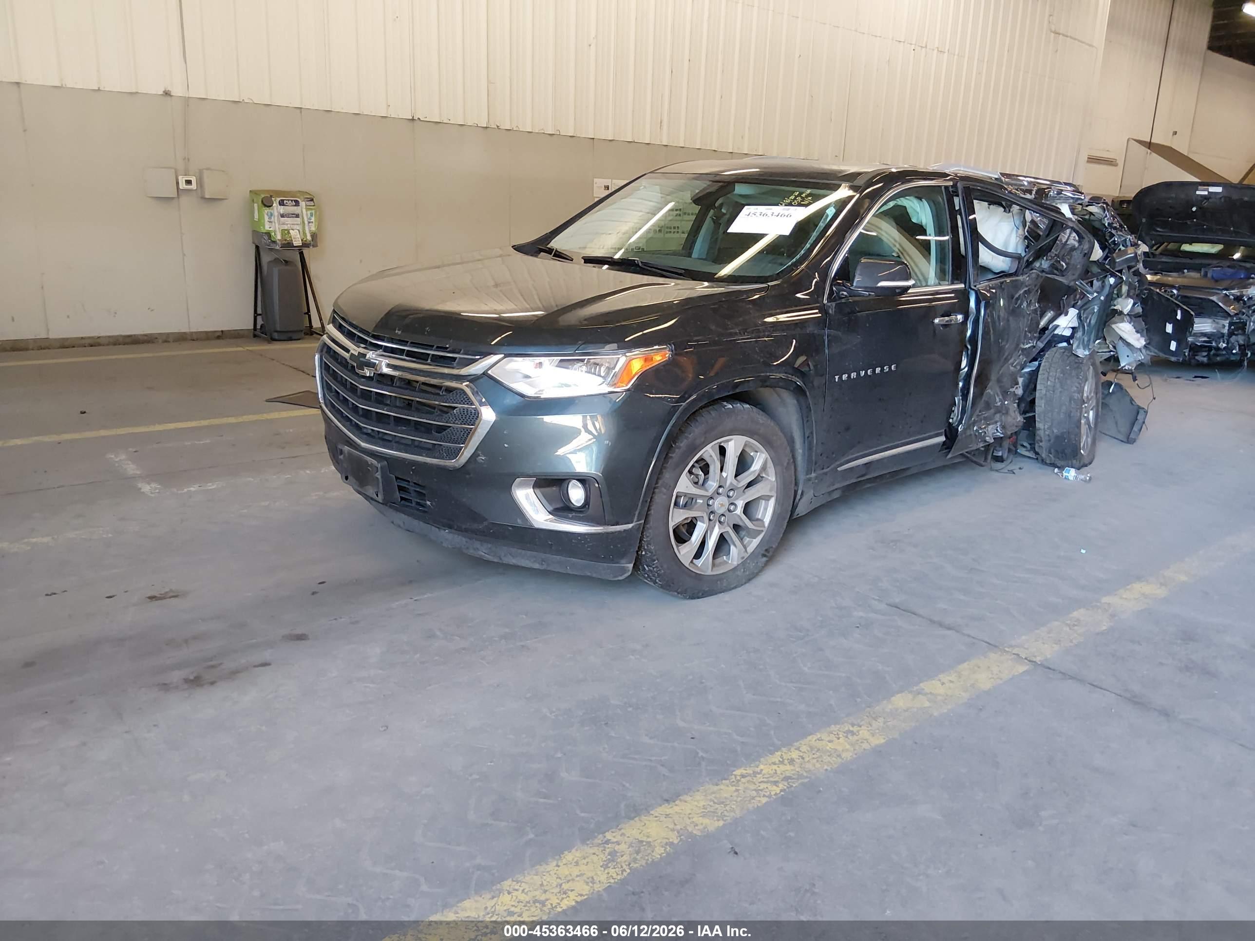 CHEVROLET TRAVERSE image 2