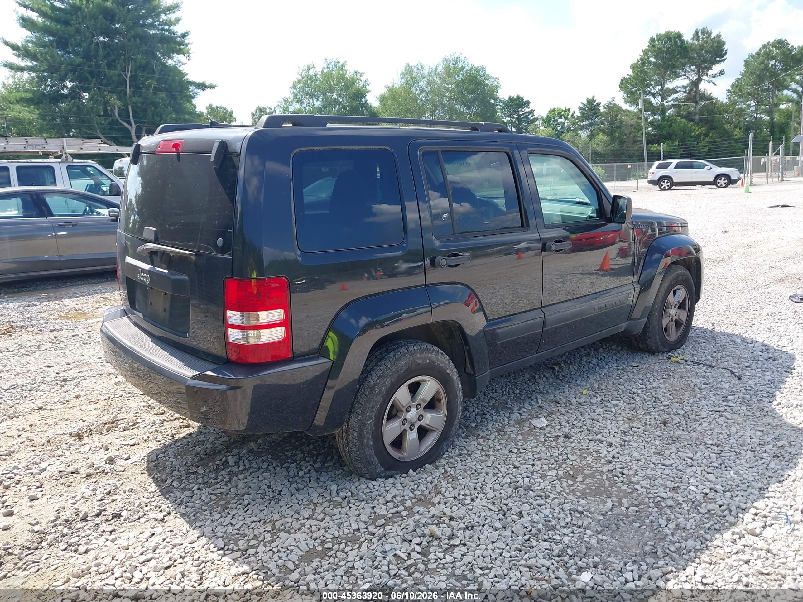 JEEP LIBERTY image 4