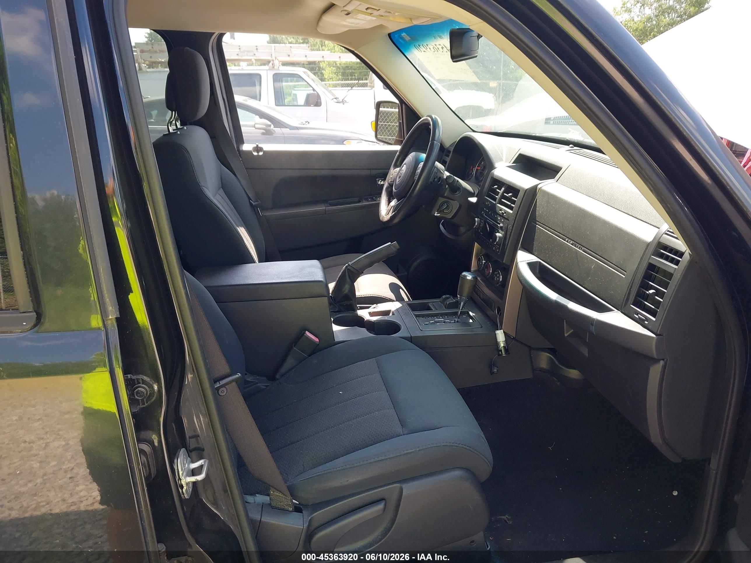 JEEP LIBERTY image 5