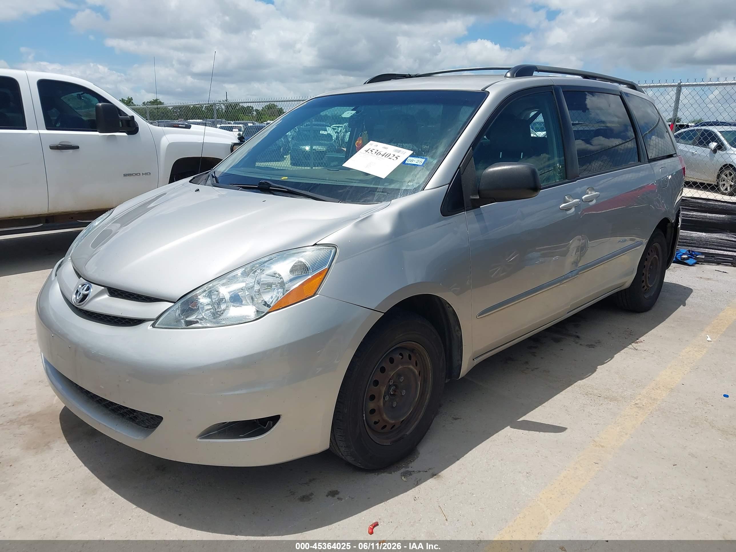 TOYOTA SIENNA image 2