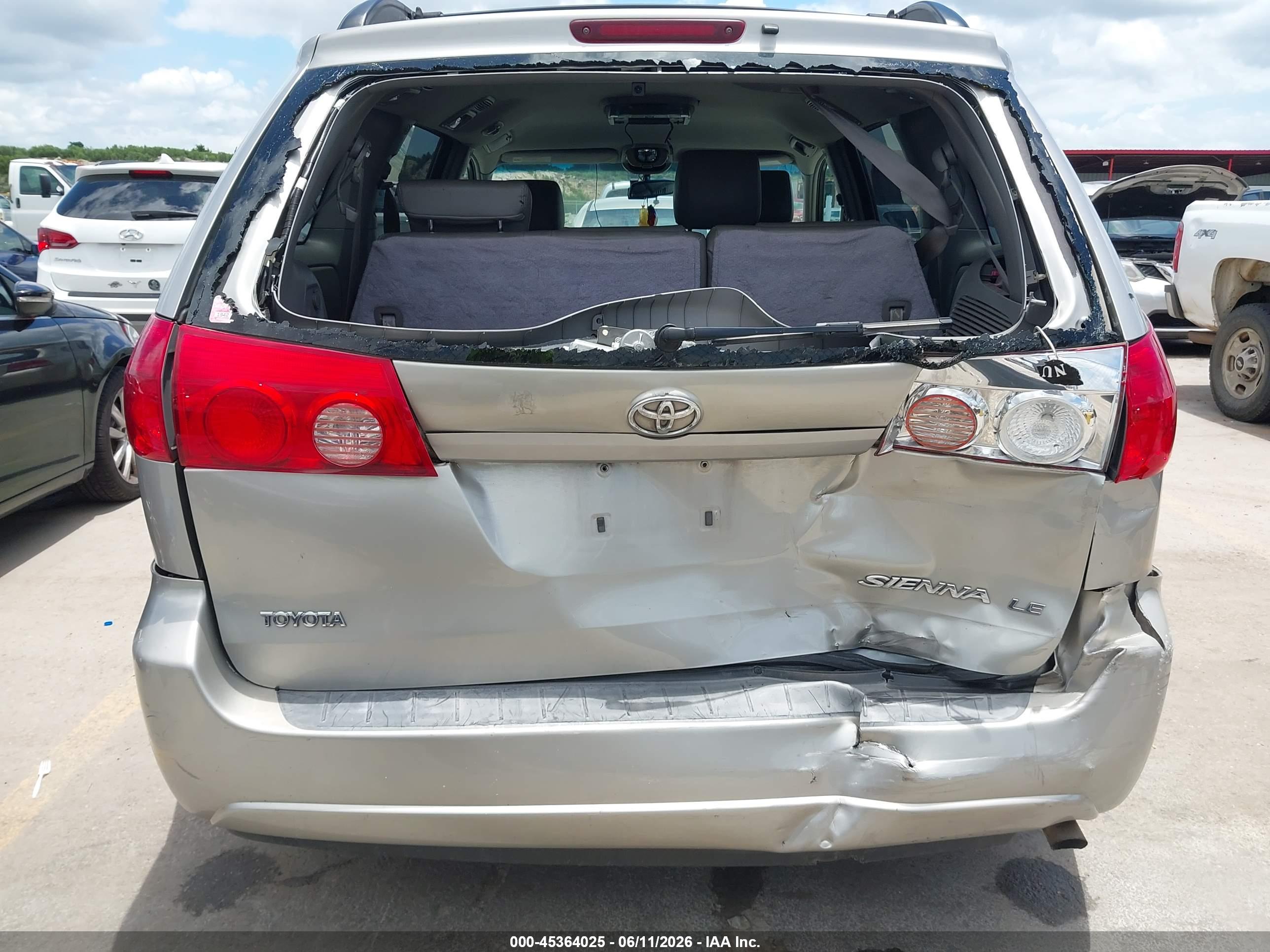 TOYOTA SIENNA image 6
