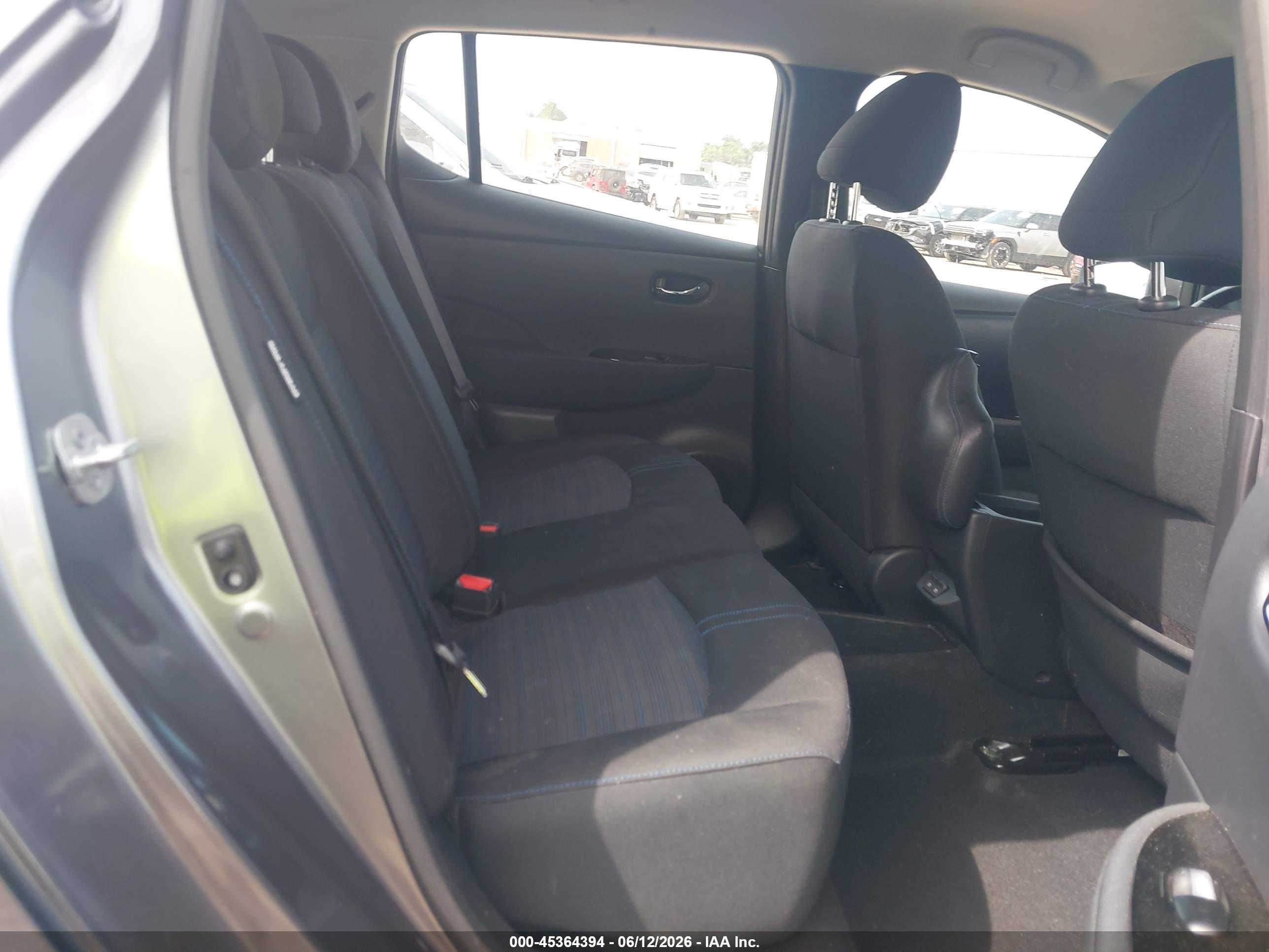 NISSAN LEAF image 8