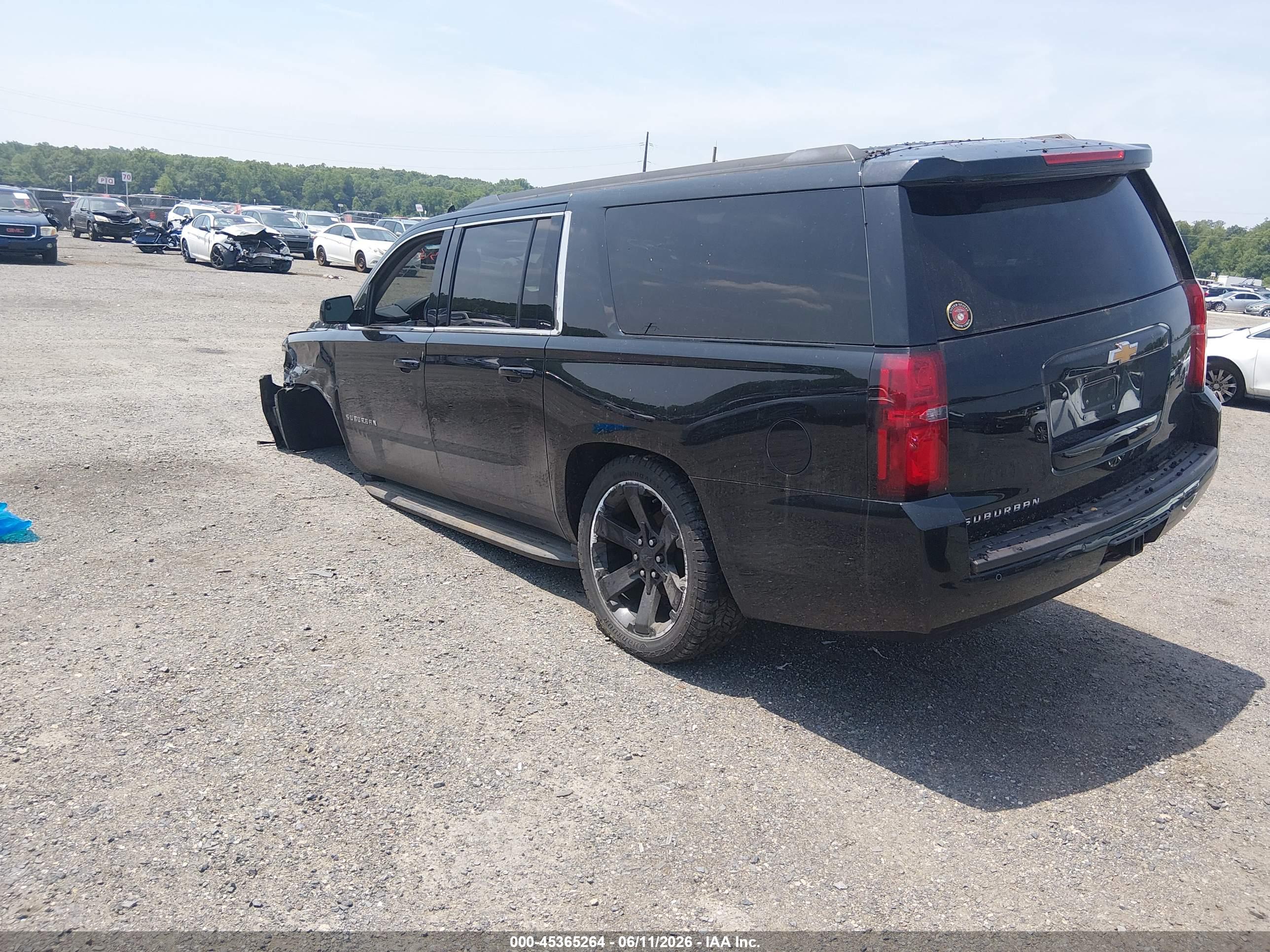 CHEVROLET SUBURBAN image 3