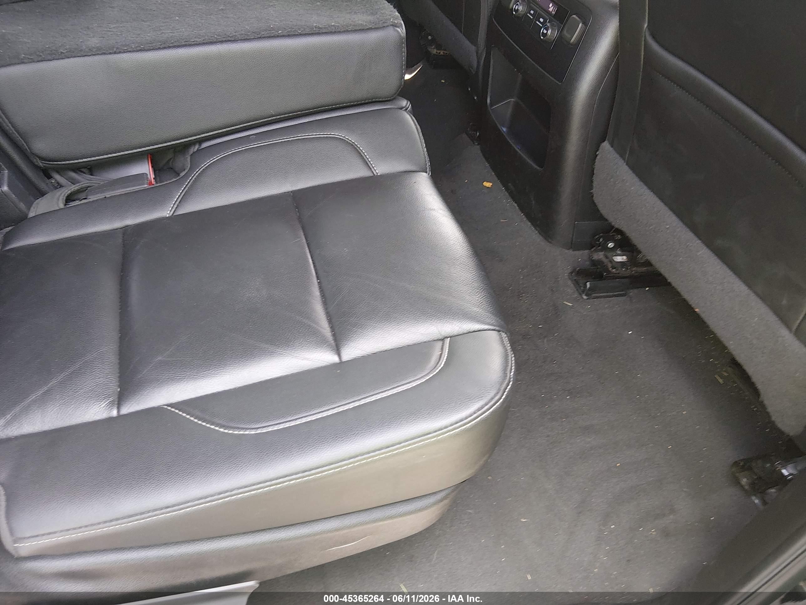 CHEVROLET SUBURBAN image 8