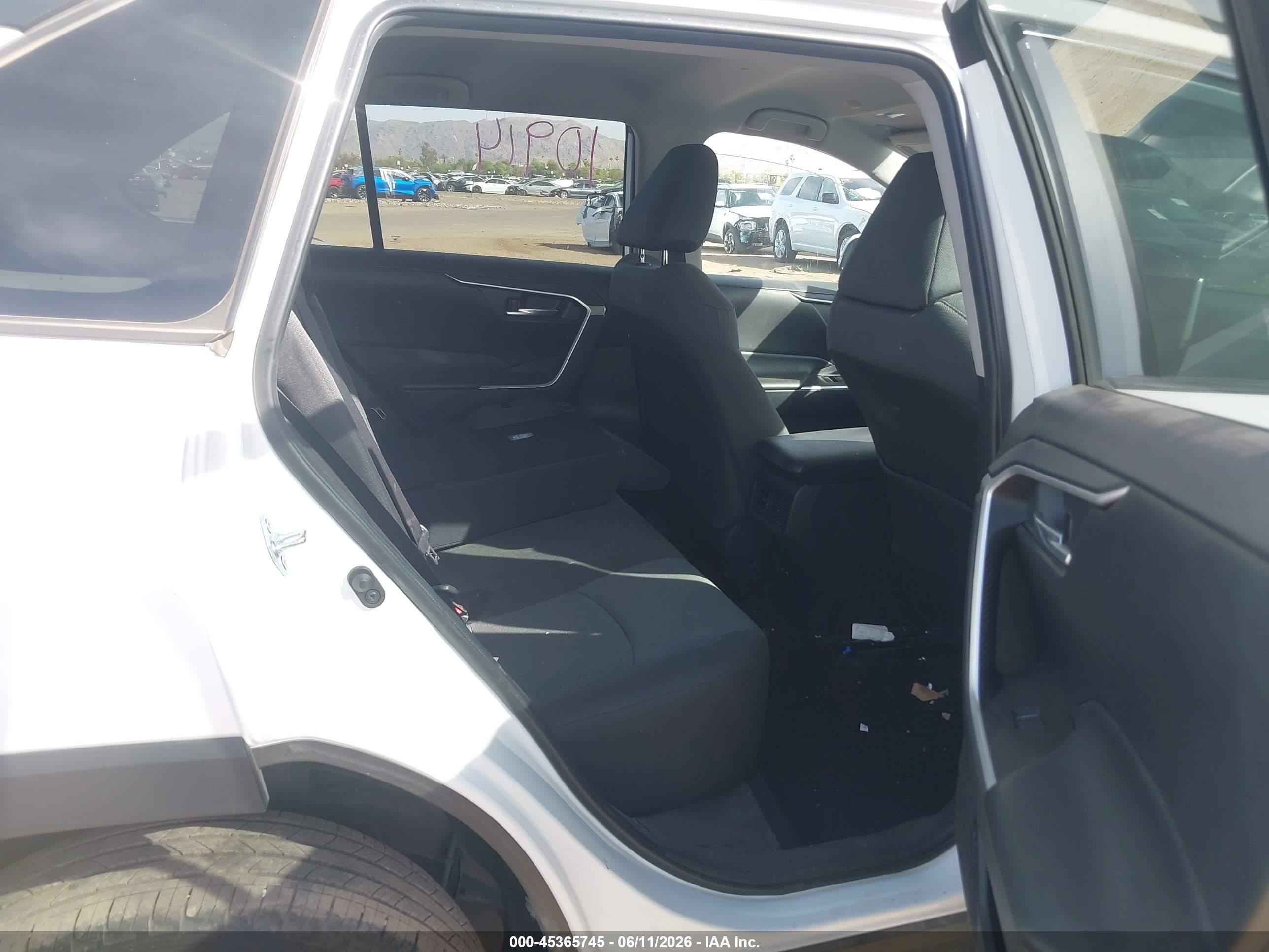 TOYOTA RAV4 image 8