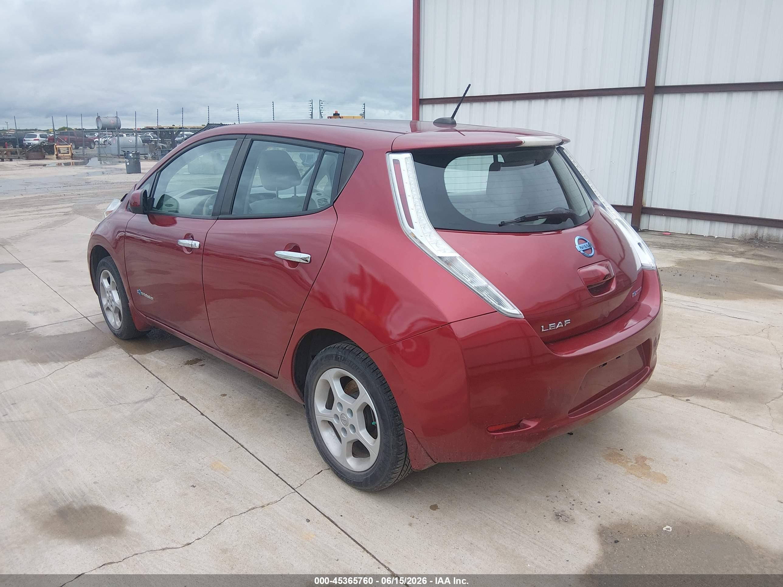 NISSAN LEAF image 3