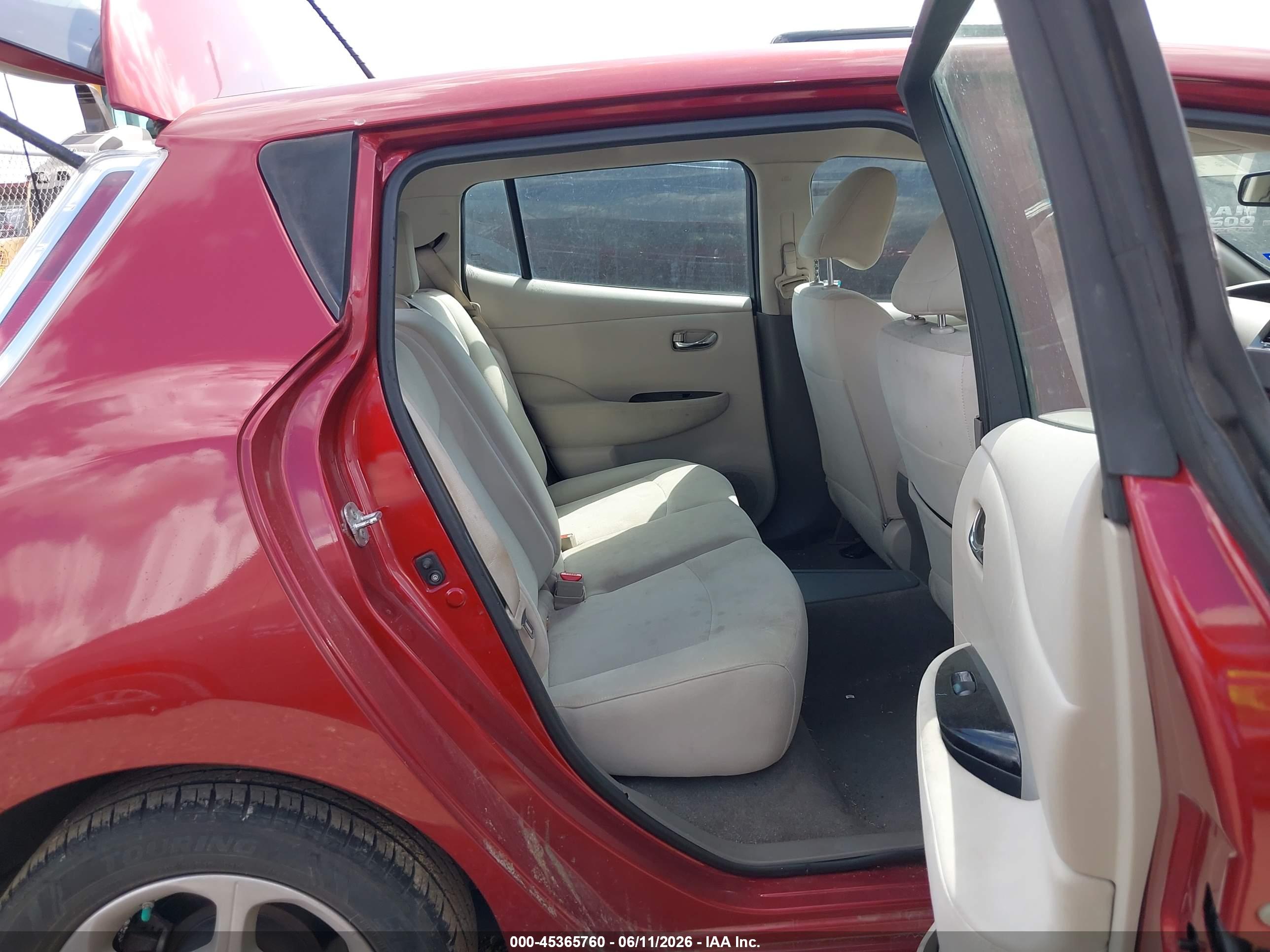 NISSAN LEAF image 8