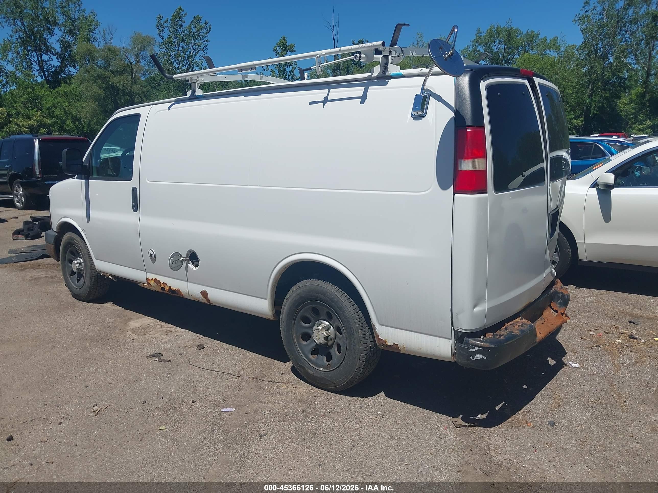 CHEVROLET EXPRESS image 3