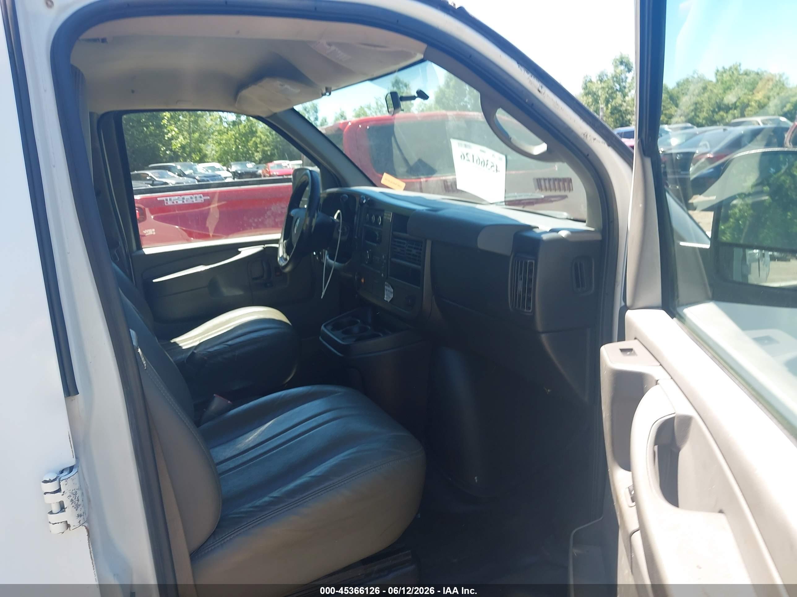 CHEVROLET EXPRESS image 5