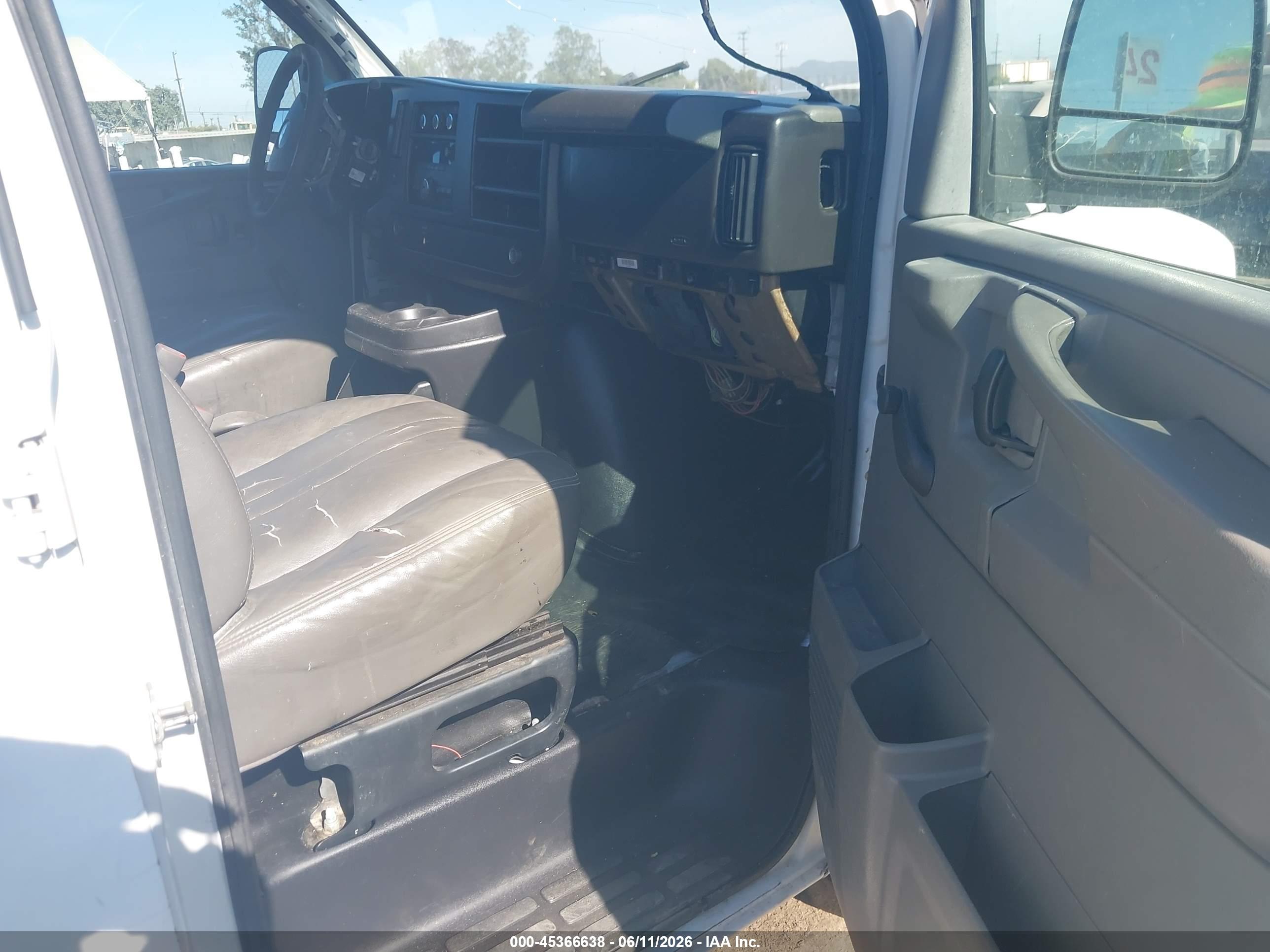 CHEVROLET EXPRESS image 5