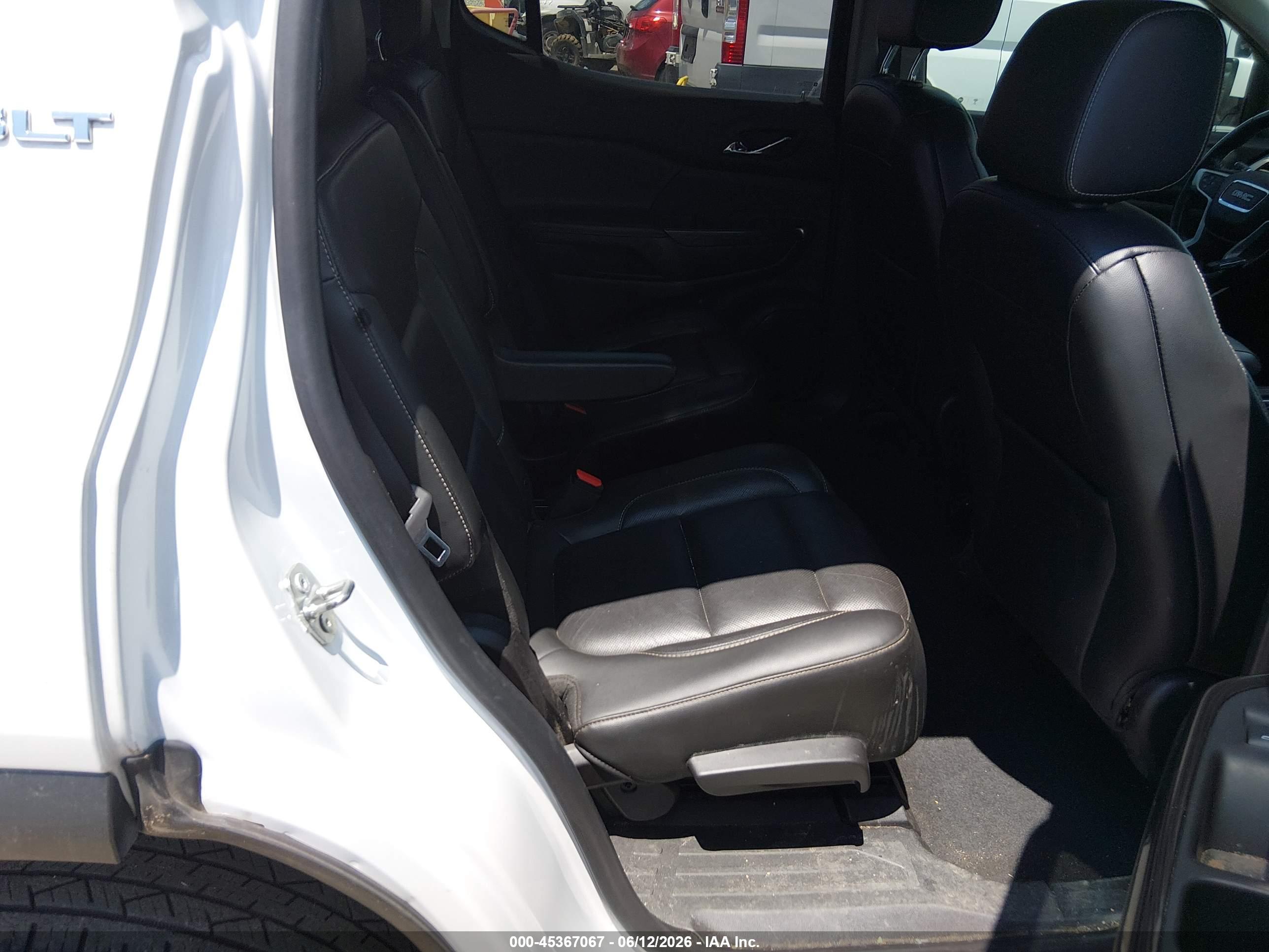 GMC ACADIA image 8
