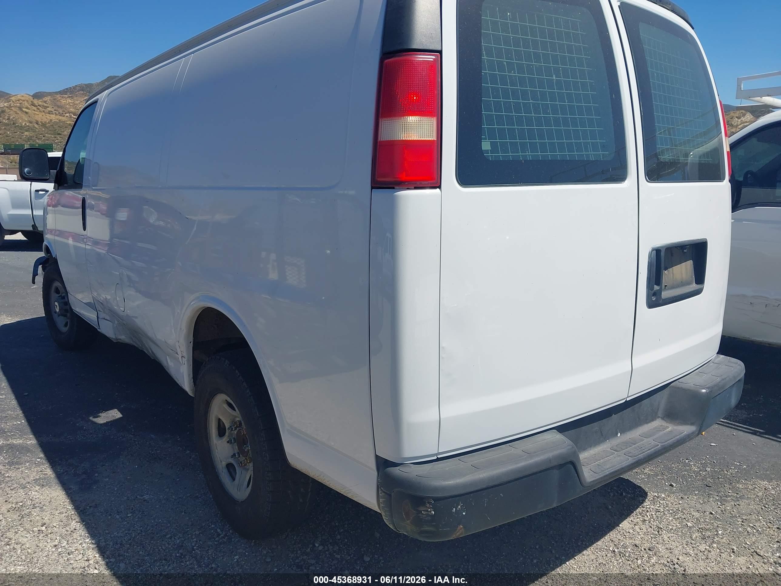 CHEVROLET EXPRESS image 3