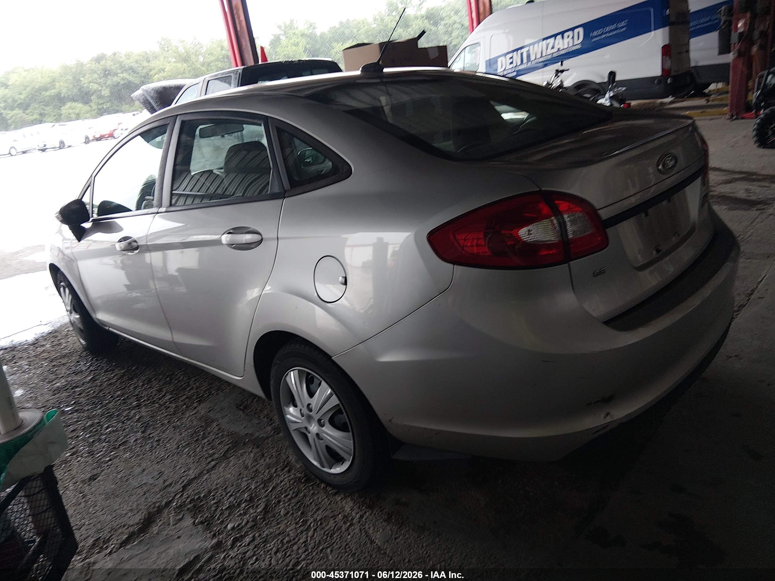 FORD FIESTA image 3