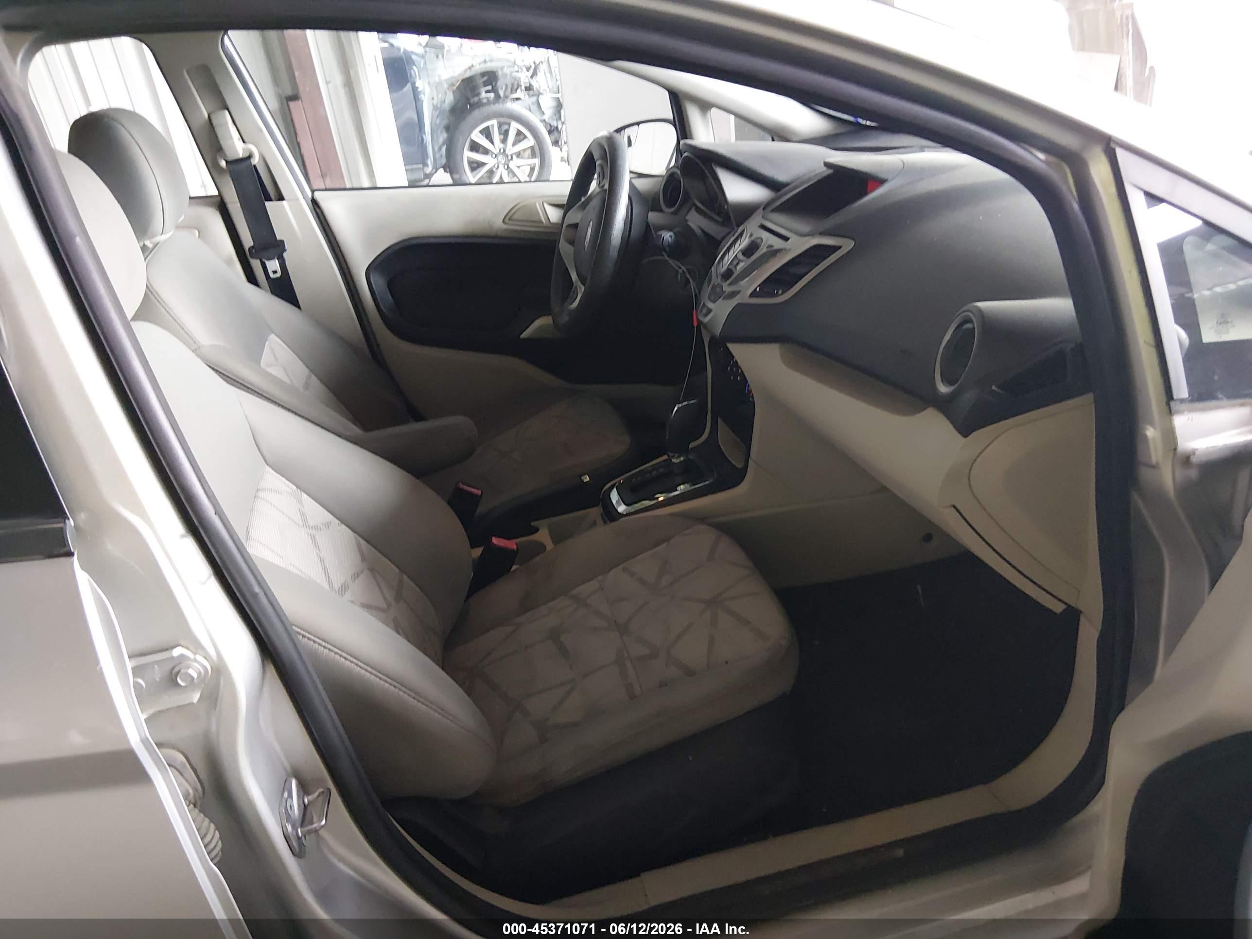 FORD FIESTA image 5