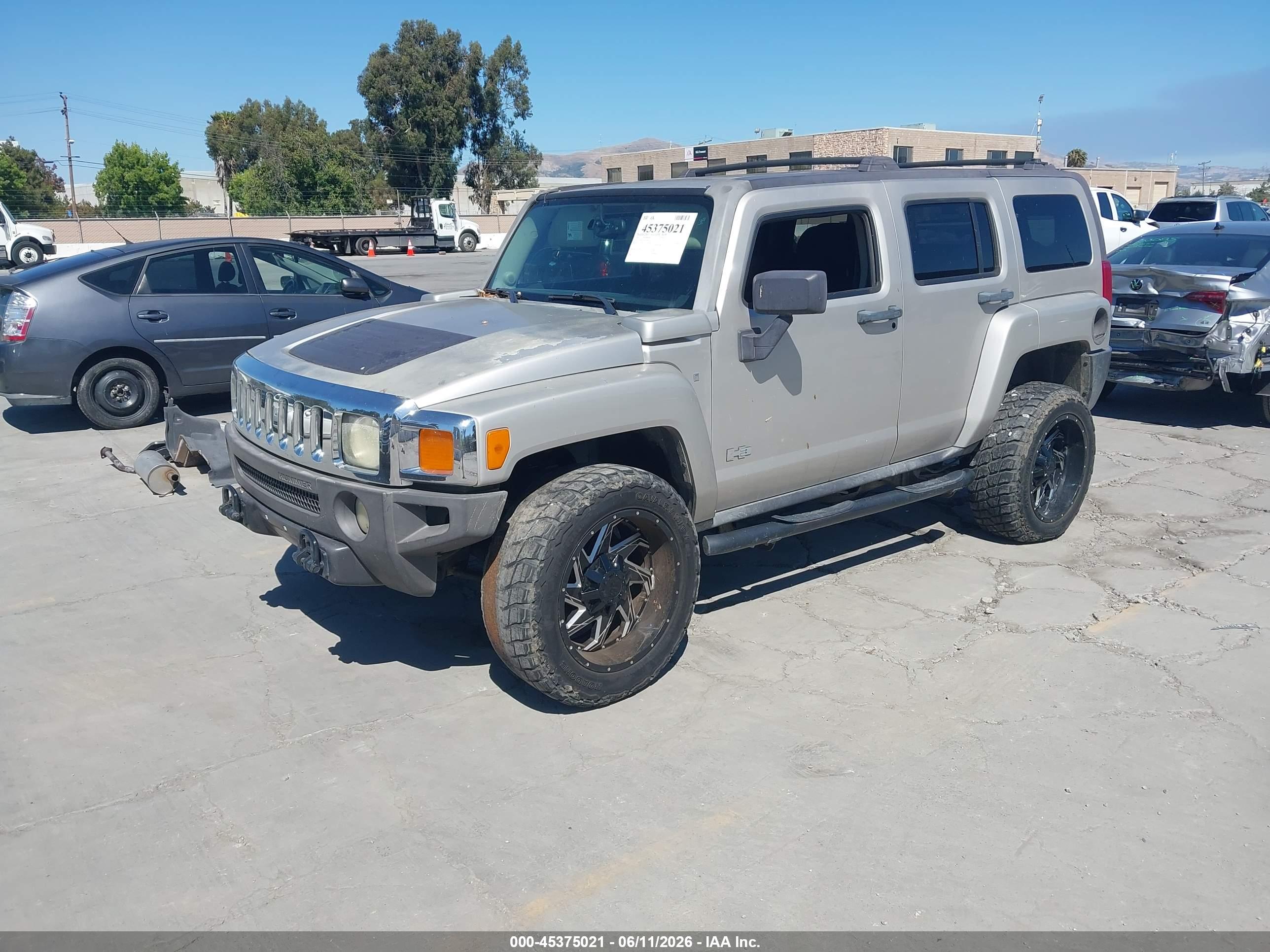 HUMMER H3 image 2