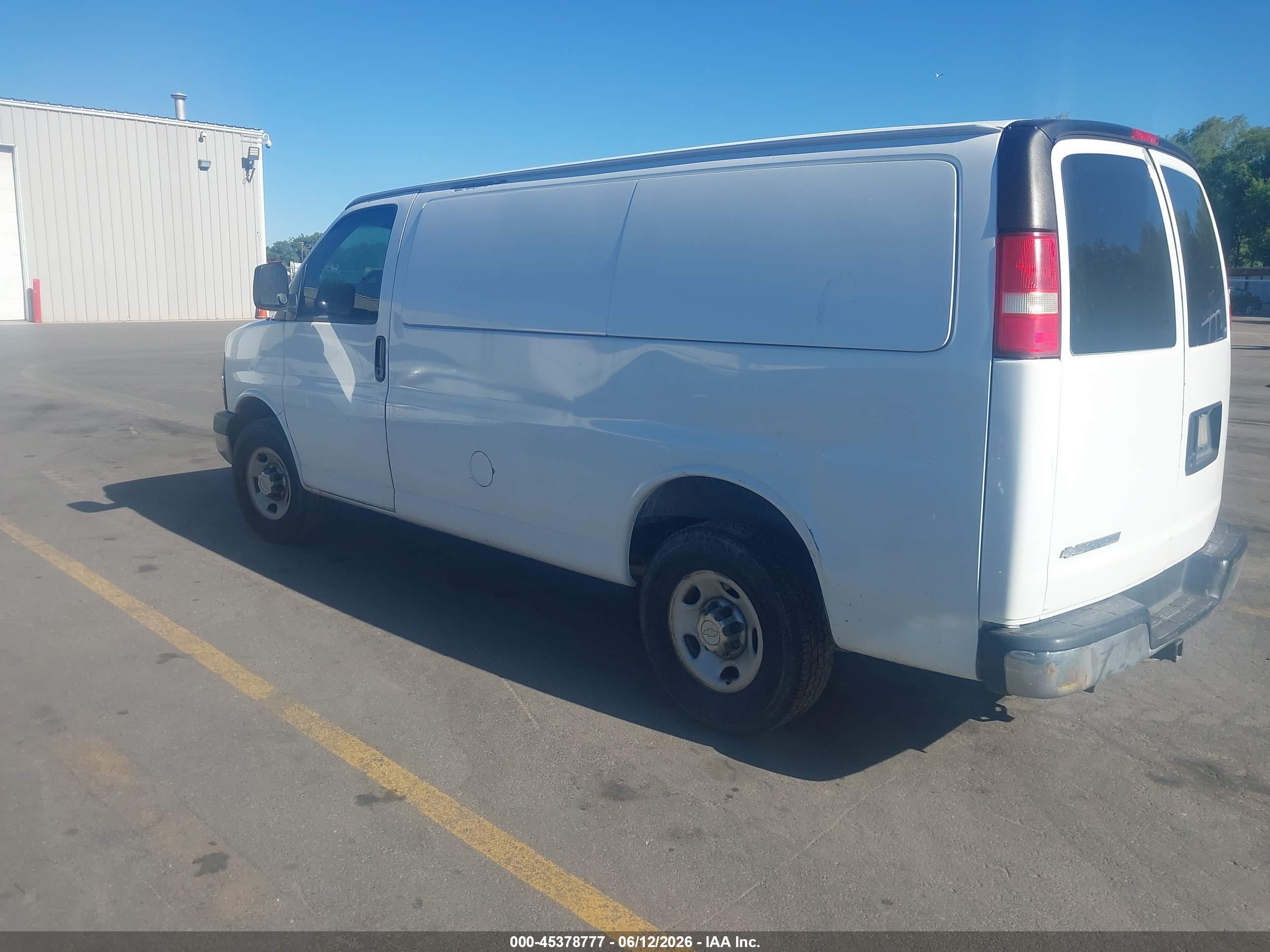 CHEVROLET EXPRESS image 3