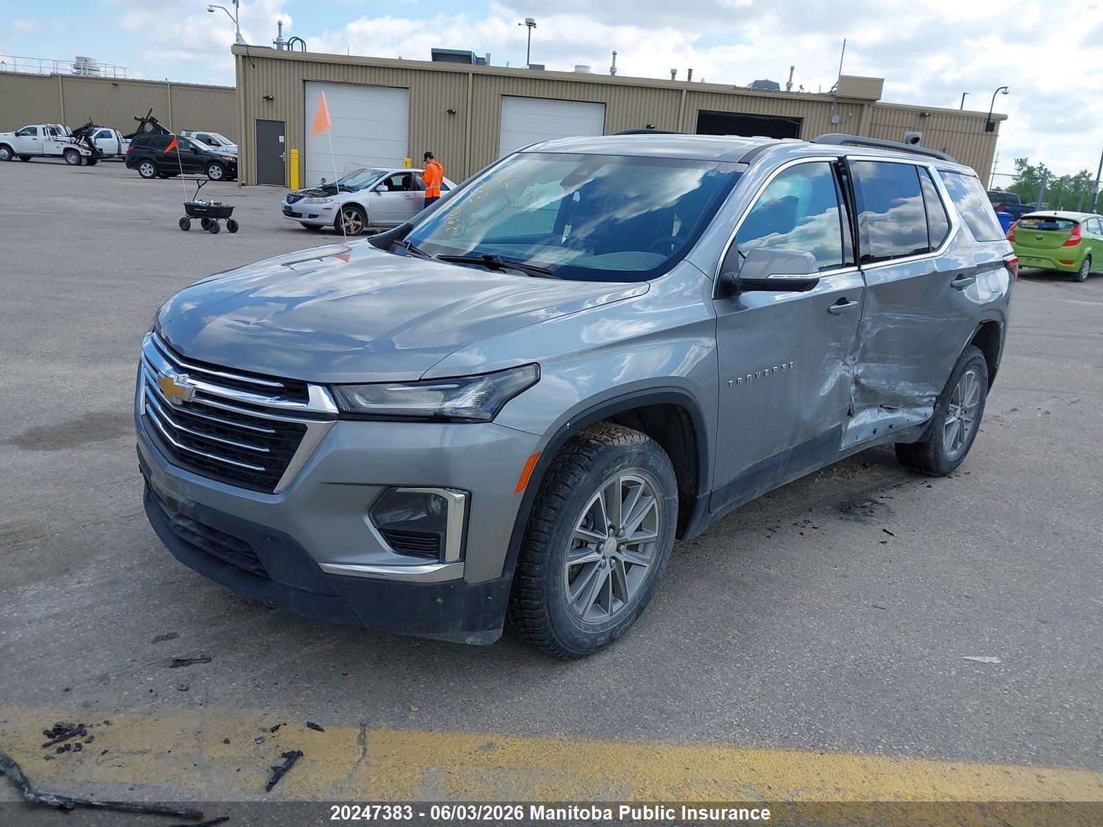 CHEVROLET TRAVERSE image 2