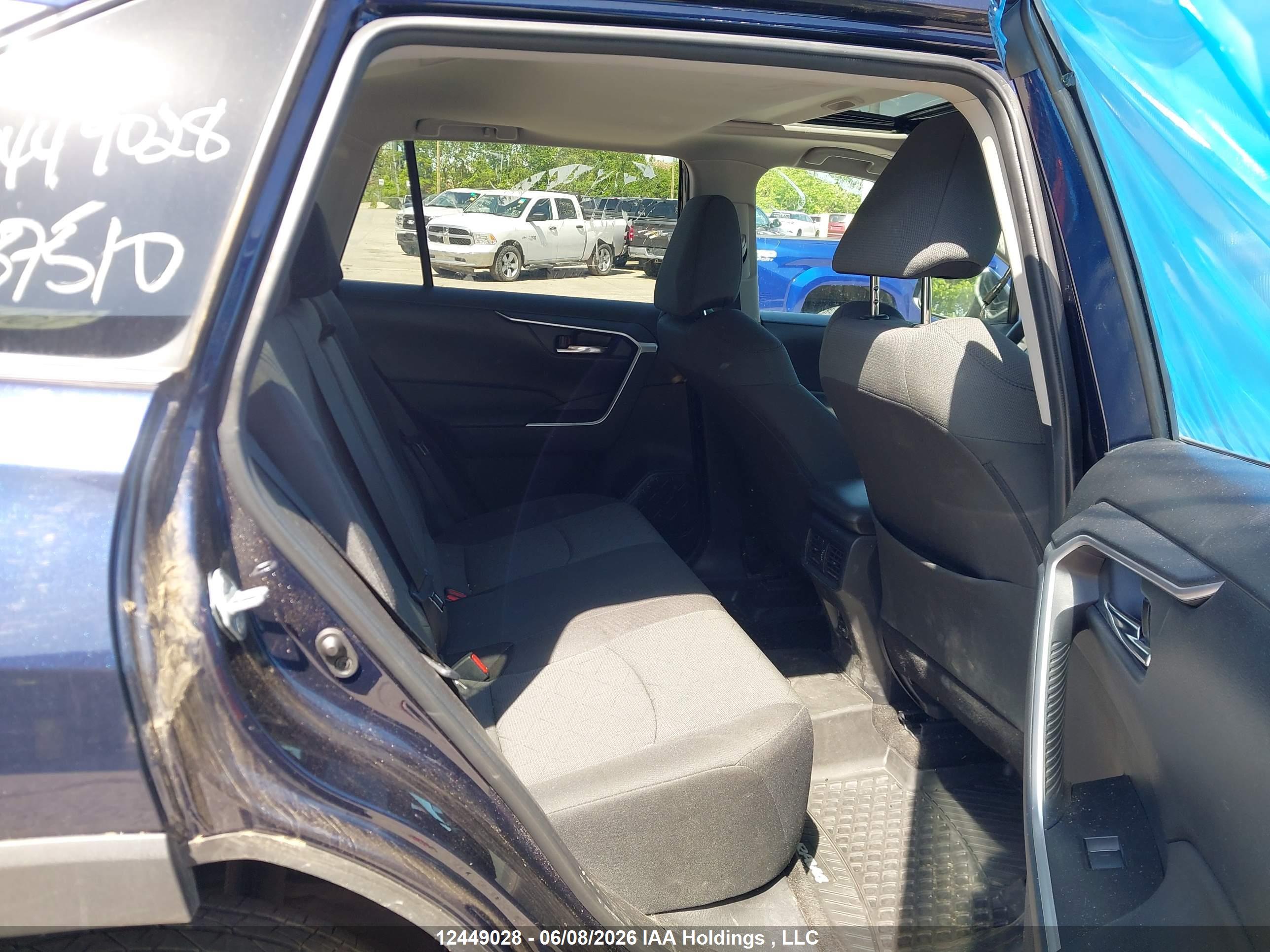 TOYOTA RAV4 image 8