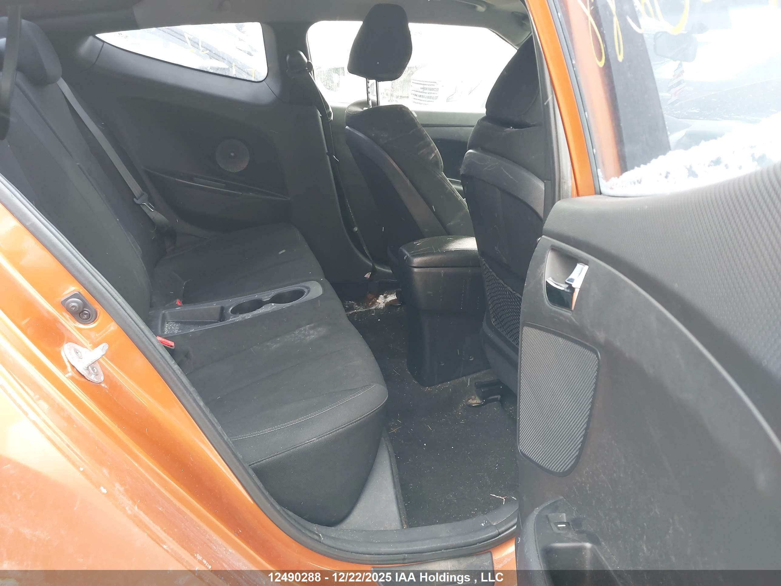 HYUNDAI VELOSTER image 8