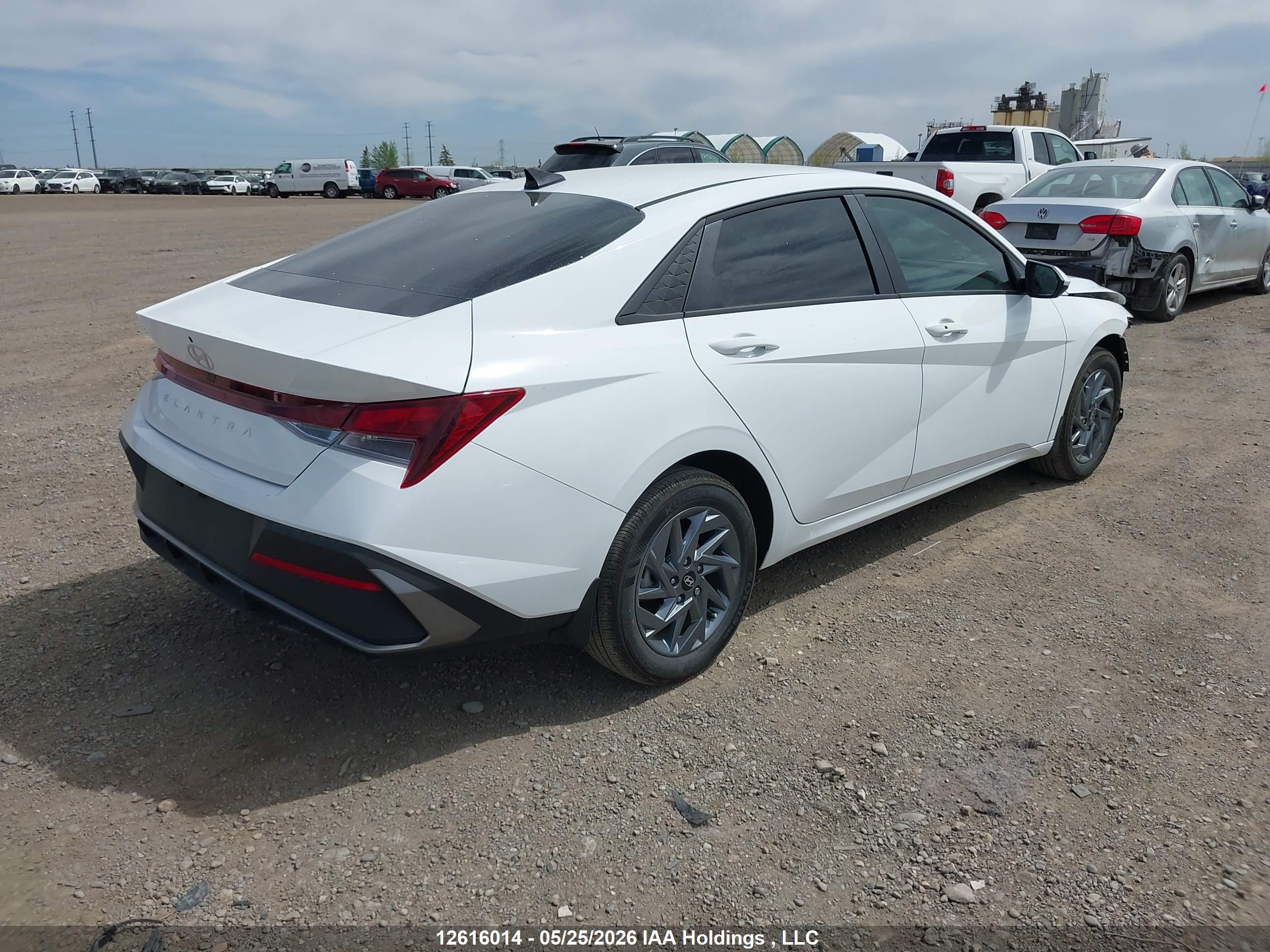 HYUNDAI ELANTRA image 4