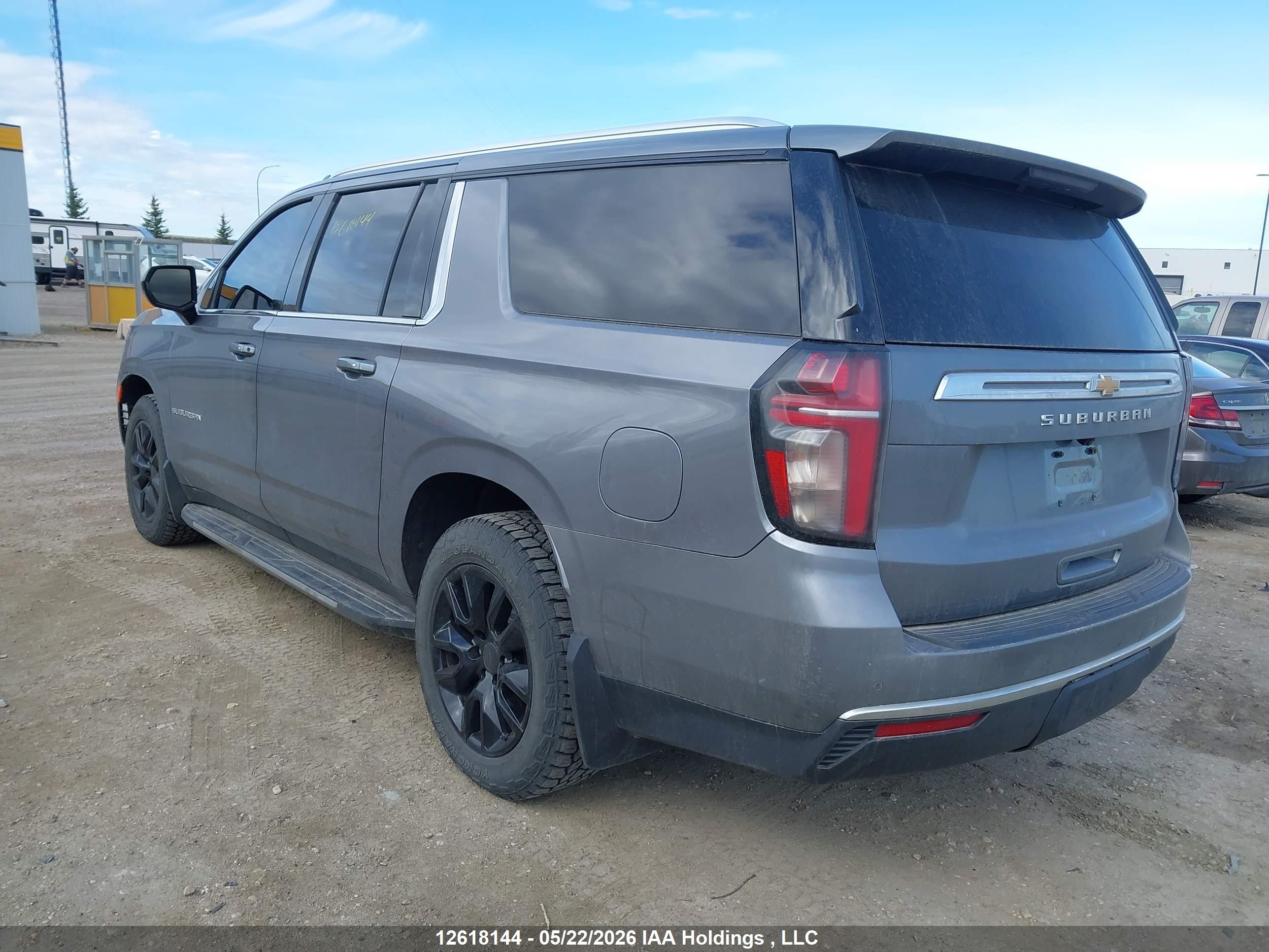 CHEVROLET SUBURBAN image 3