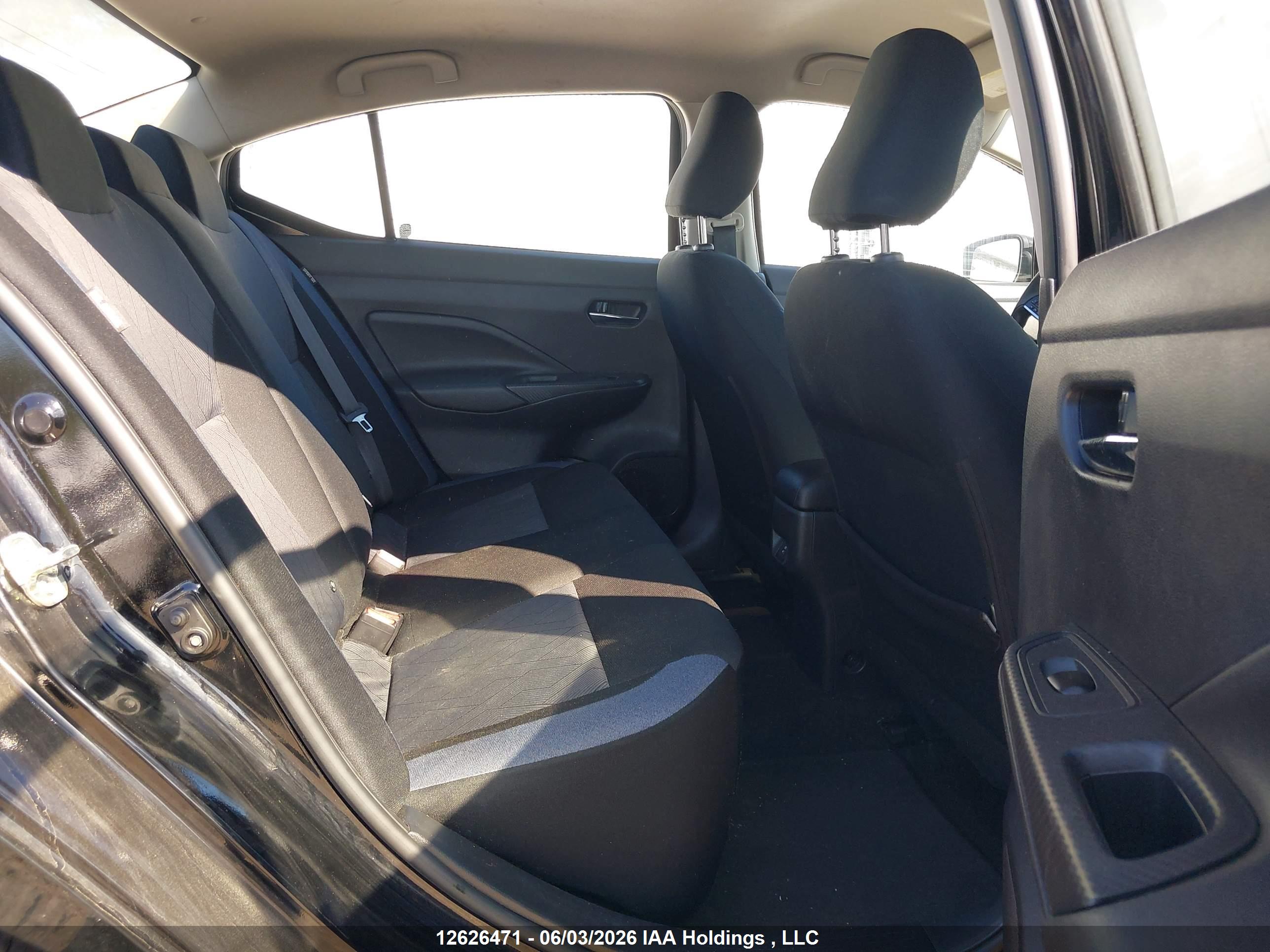 NISSAN VERSA image 8