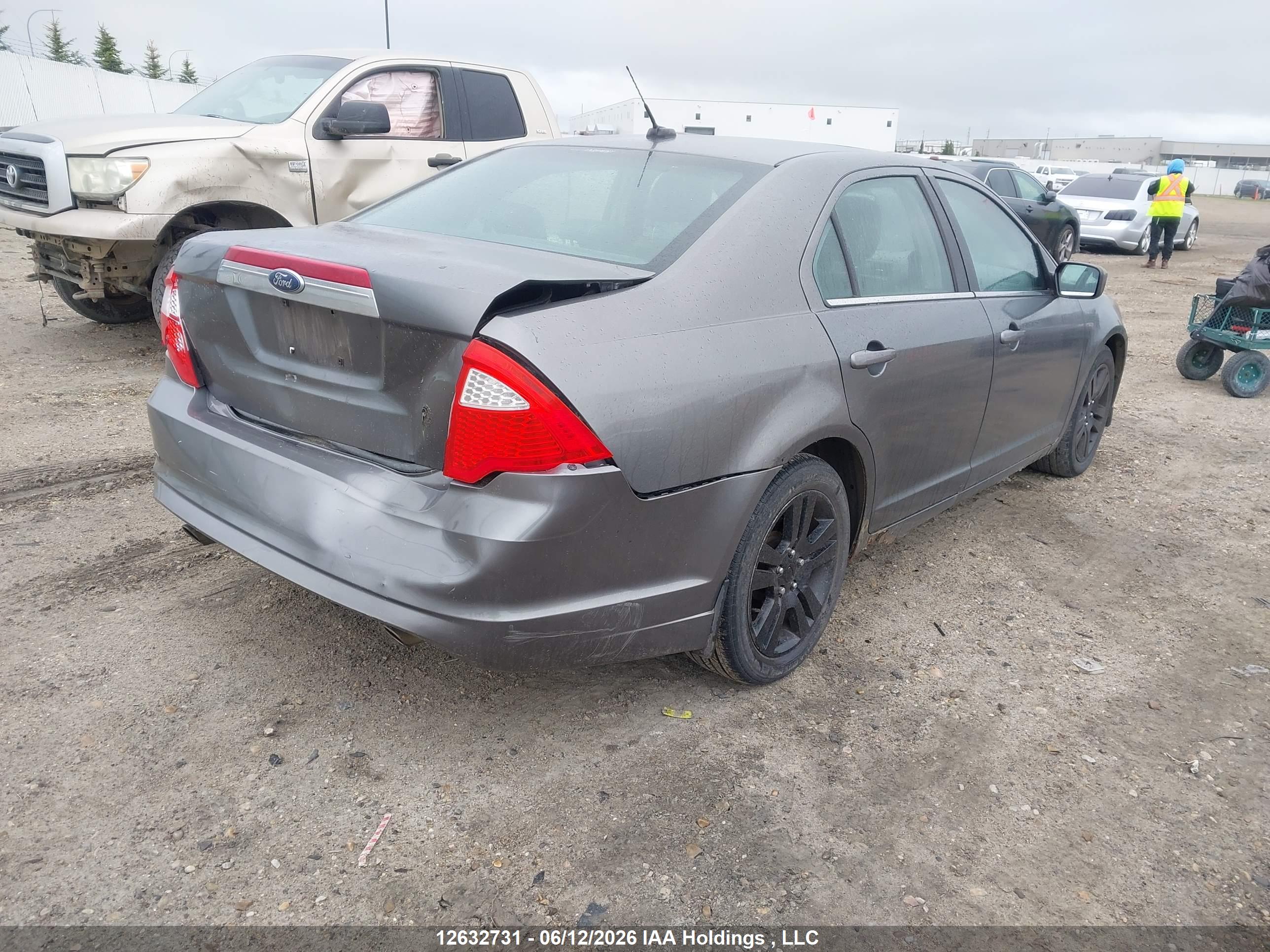 FORD FUSION image 4
